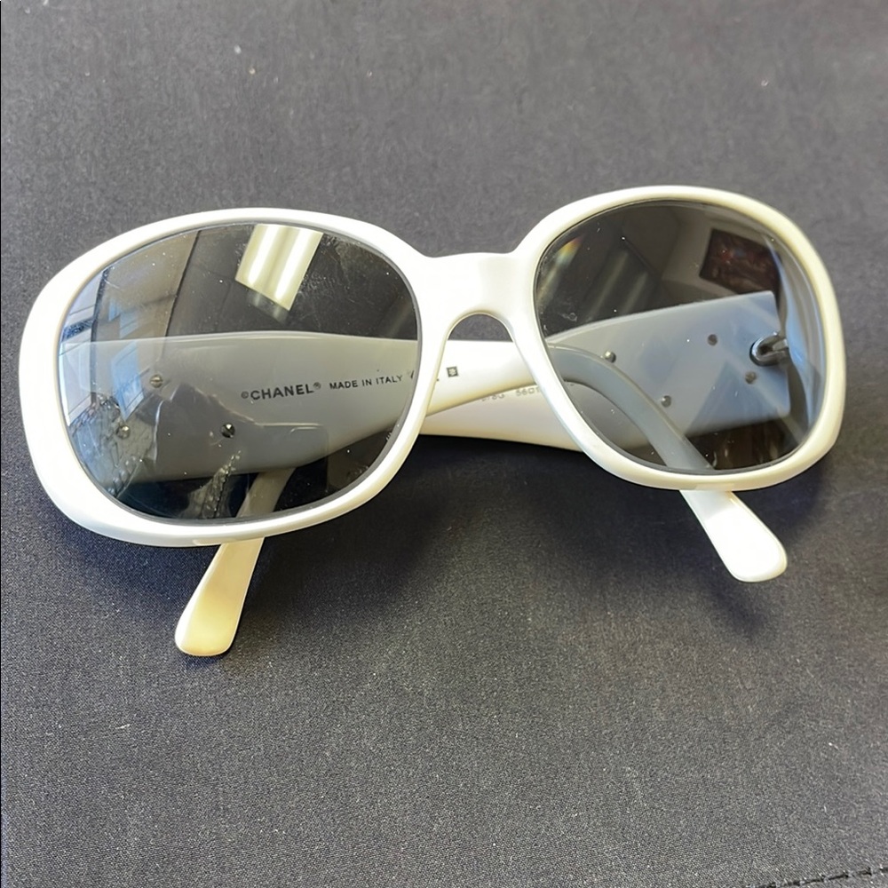 CHANEL White Frame Sunglasses with Black Lenses - Picture 6 of 7